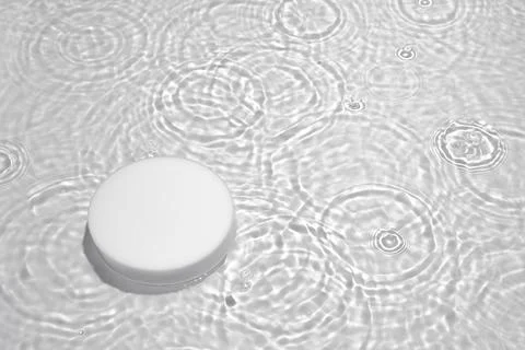 Empty white circle podium on transparent clear water background with copy space Foto stock