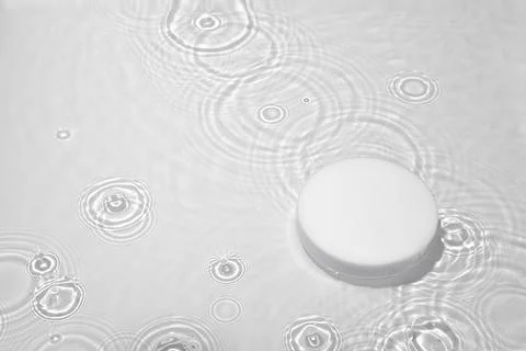 Empty white circle podium on transparent clear water background with copy space Foto stock