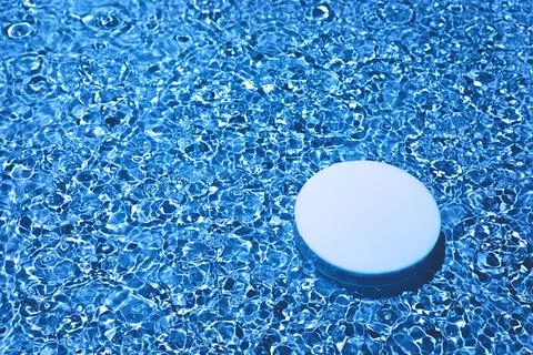 Empty white circle podium on transparent dark blue water background Foto stock