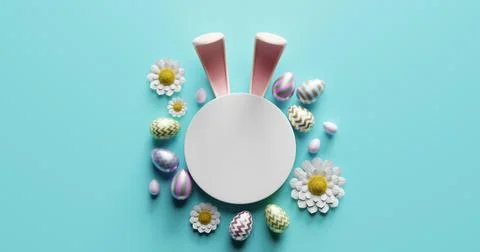 Empty white circle with protruding bunny ears, easter eggs, daisy flowers. Illustrazione stock