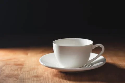 Empty white coffee cup or cappuccino mug on wooden table with dark background Foto stock