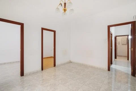 Empty white hall with long corridor and doors leading to other rooms. Typical 库存照片