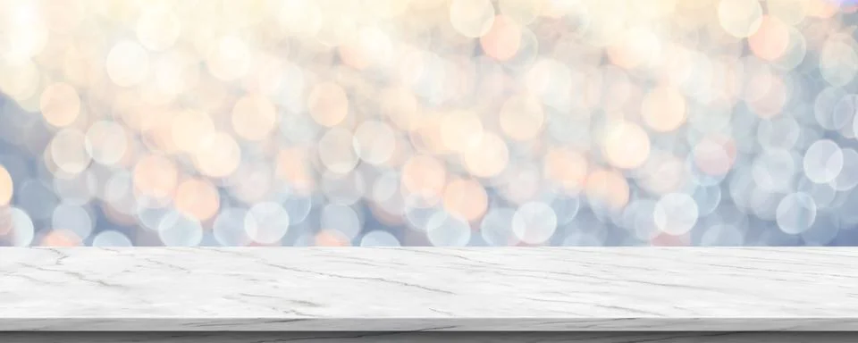 Empty white marble glossy table top with blur sparkling soft pastel blue and  Foto stock