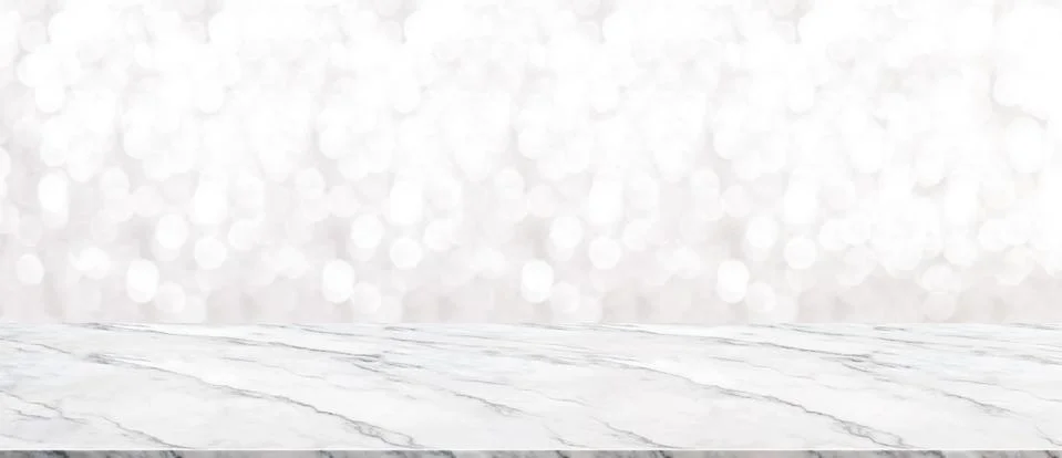 Empty white marble table top with blur sparkling bokeh abstract background,fo Foto stock