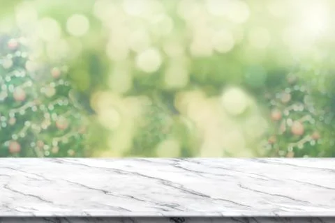 Empty white marble table top with abstract blur christmas tree background wit Foto stock