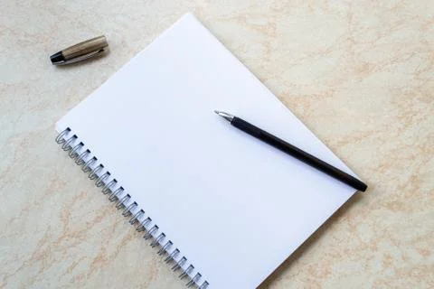 Empty white notepad with black pen. with space for your text. Foto stock