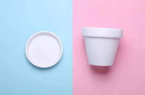 Empty white plastic cup and lid on pastel background Foto stock