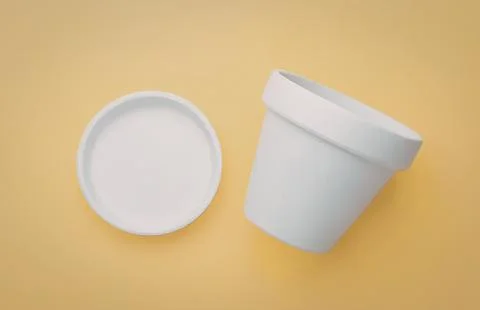 Empty white plastic cup with lid on yellow background Foto stock