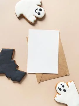 Empty white postcard and craft envelope and Halloween gingerbread cookies - b Stock-Fotos
