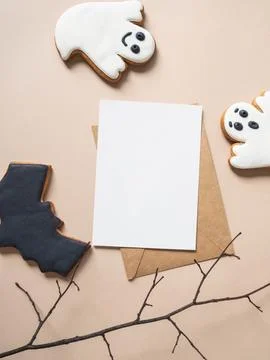Empty white postcard and craft envelope and Halloween gingerbread cookies - b Fotos de archivo