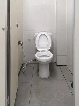 Empty white public bathroom concept Ilustración de archivo