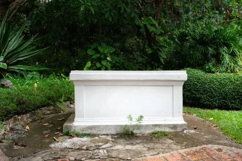 Empty white rectangle concrete in the middle Stock-Fotos