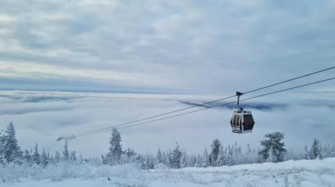 Empty white red closed ski lift cabin no people and white dramatic snowy Stockfoto's