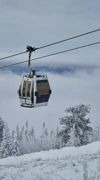Empty white red closed ski lift cabin no people and white dramatic snowy Stock-Fotos