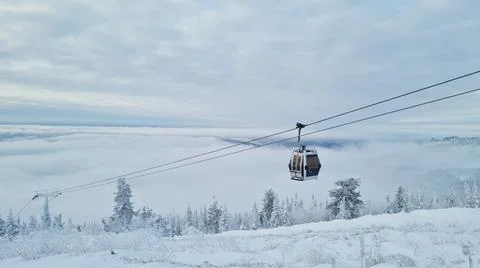Empty white red closed ski lift cabin no people and white dramatic snowy 库存照片