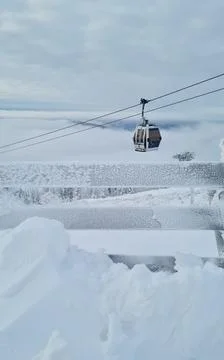 Empty white red closed ski lift cabin no people and white dramatic snowy Stockfoto's