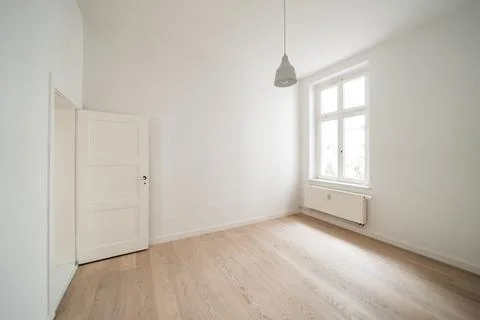 An empty white room with one door. Foto stock
