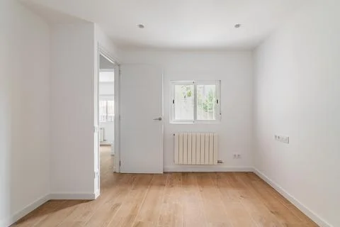 Empty white room with window and natural light. Interior of the freshly renov Фото