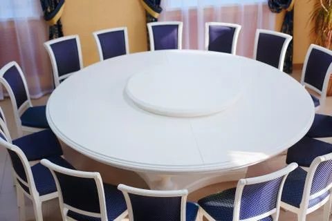 Empty white round conference table and chairs. Diplomatic background. Foto stock