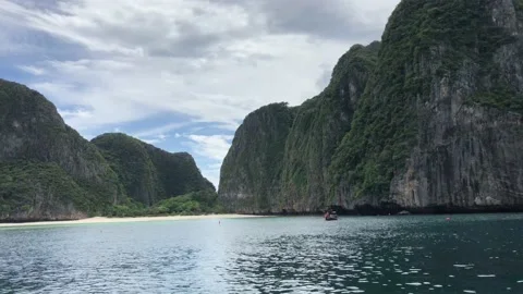 Empty White Sand Beach and Limestone Cliffs at Maya Bay - Phi Phi Island. Stock Footage 129398409