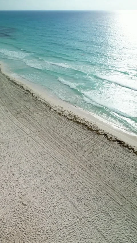 Empty white sand beach with sailboats and turquoise sea in Cancun Stock-Footage 342090322