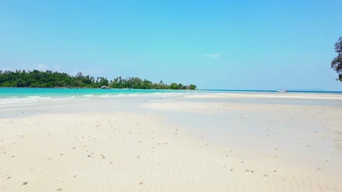 Empty, white sandy beach, with crystal clear turquoise water in Thailand. 스톡 동영상 249527997