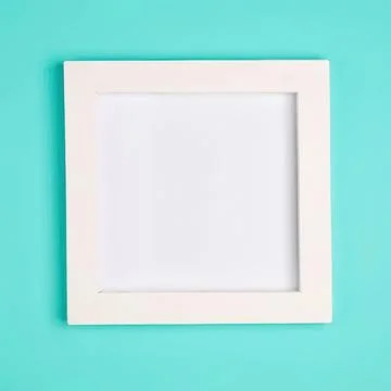 Empty white square picture frame on blue background Foto stock