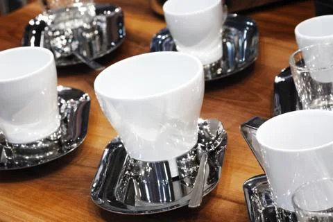 Empty white tea or coffee cups for breakfast Foto stock