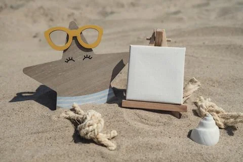 Empty whiteboard frame with copy space for your text or design displays on sandy Stock-Fotos