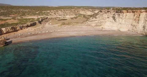 Empty wild beach Vídeos de archivo 91039729