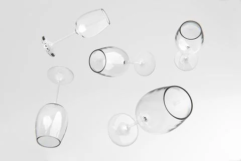 Empty wine glass falling on white background. 3d render Illustrazione stock