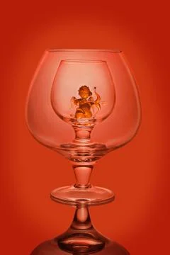Empty wine glasses on a red background Stockfoto's