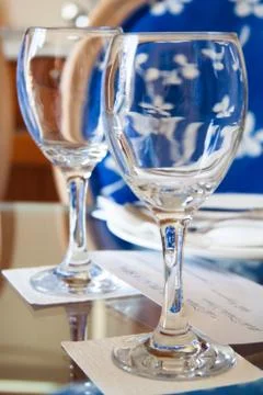 Empty wine glasses on a table with a note  table with a note Foto stock