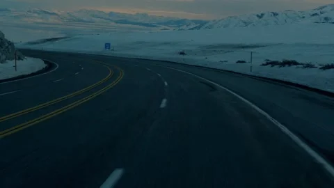 Empty winter highway curving through snowy desert plain... Stockbeeldmateriaal 328254672