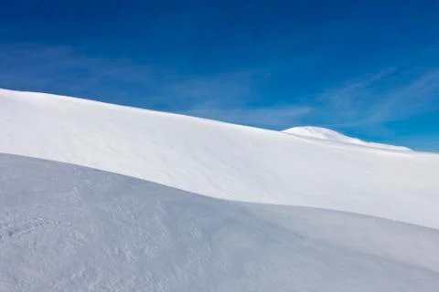 Empty winter landscape with deep blue sky Фото