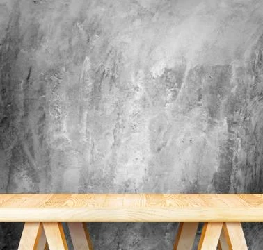 Empty wood modern table and grunge concrete wall in background,Mock up templa Foto stock