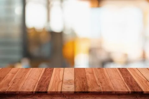 Empty wood table with blur cafe or coffee shop background. Foto stock