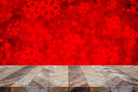 Empty wood table top with blur sparkling red snowflake bokeh abstract backgro Foto stock