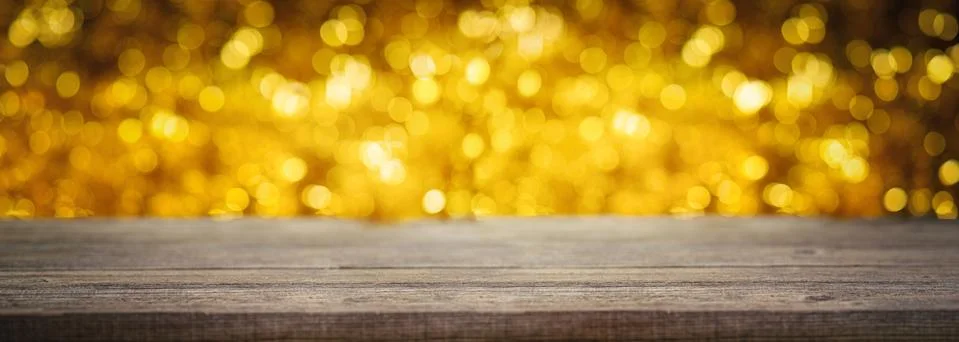 Empty wood table top pattern on abstract shiny bokeh gold background. Foto stock
