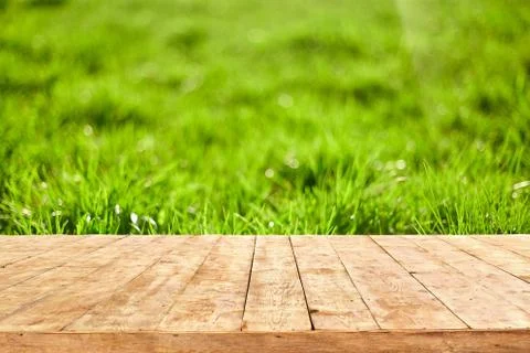 Empty wooden deck table with foliage bokeh background. Ready for product disp Foto stock