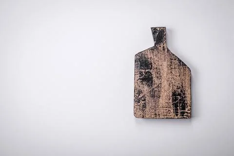 Empty wooden rectangular cutting board on a plain background, flatley with .. 스톡 사진