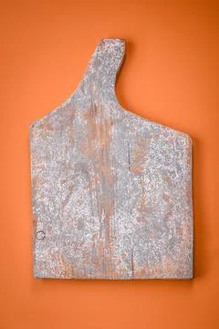 Empty wooden rectangular cutting board on a plain background, flatley with .. Foto stock