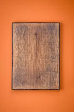 Empty wooden rectangular cutting board on a plain background, flatley with .. 스톡 사진