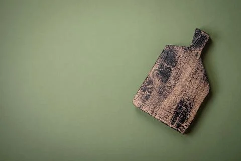 Empty wooden rectangular cutting board on a plain background, flatley with .. 库存照片