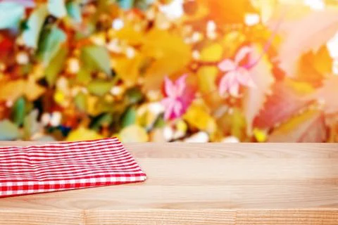 Empty wooden table on the background of blurred autumn trees Foto stock