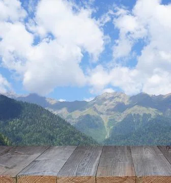 Empty wooden table on the background of mountains. Stock-Fotos