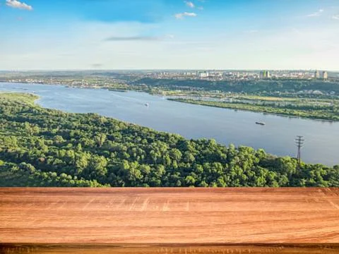 Empty wooden table with blurred background of aerial view of the Volga river  Foto stock