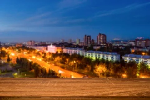 Empty wooden table with blurred background of night city. Can be used for dis Foto stock
