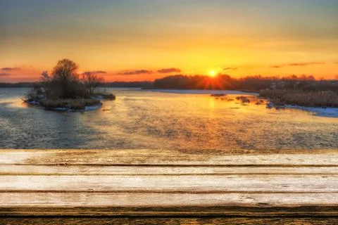 Empty wooden table with blurred picteresque winter background Foto stock