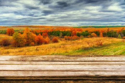 Empty wooden table with blurred picturesque autumn landscape of panoramic vie Foto stock